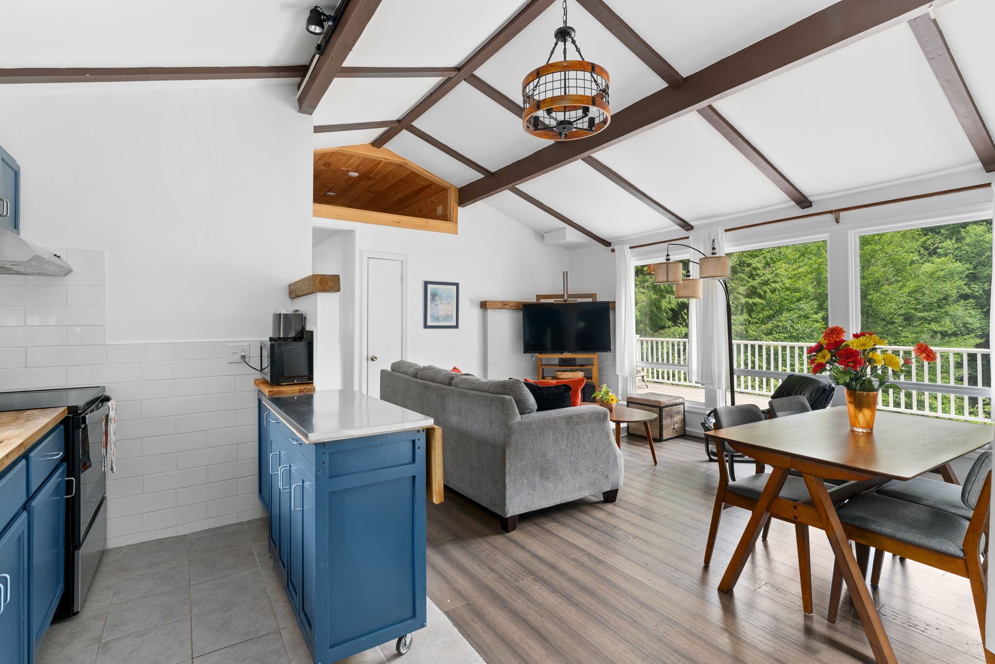 Älytelevisio, kirjoja, työhuone