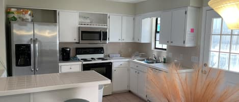 Fridge, microwave, stovetop, dishwasher