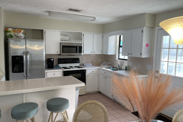 Réfrigérateur, micro-ondes, plaque de cuisson, lave-vaisselle