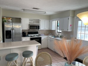 Frigorifero, microonde, piano cottura, lavastoviglie