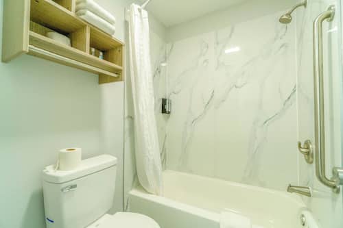Habitación, 1 cama King size, para no fumadores | Baño | Secadora de cabello y toallas