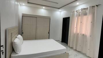 1 habitación, tabla de planchar con plancha, wifi y ropa de cama