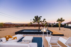 Terrace/patio - Casa Demesne + Container Pool + 10 Min to Joshua Tree National Park + Fire pit (Joshua Tree)
