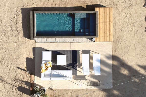 Alberca al aire libre y alberca climatizada