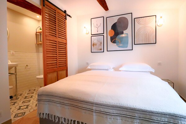 Iron/ironing board, free WiFi, bed sheets