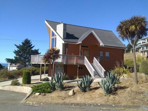 Ocean Vista Getaway Walk to Beach, Marina, Lighthouse & Brewery, Sleeps 8