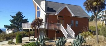 Ocean Vista Getaway Walk to Beach, Marina, Lighthouse & Brewery, Sleeps 8