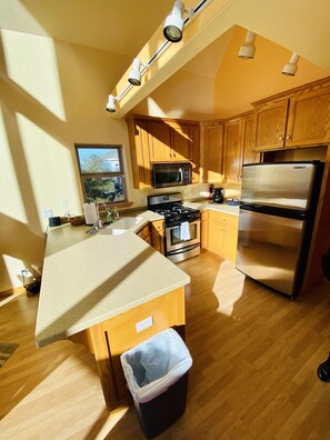 Fridge, microwave, oven, stovetop - Deer View Chalet: A Beautiful  Escape  (Whitethorn)