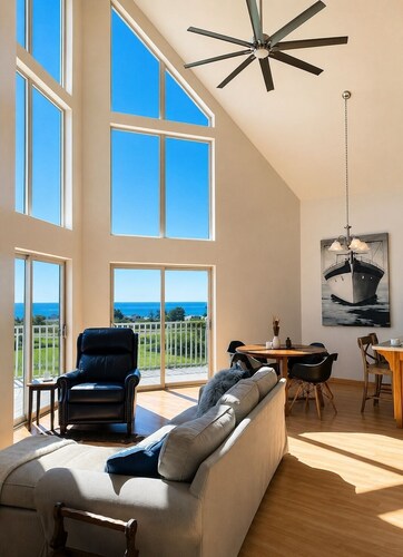 Ocean Vista Getaway Walk to Beach, Marina, Lighthouse & Brewery, Sleeps 8