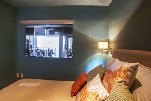 3 habitaciones, tabla de planchar con plancha, wifi y ropa de cama 