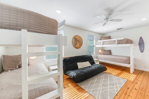 4 bedrooms, desk, iron/ironing board, free WiFi