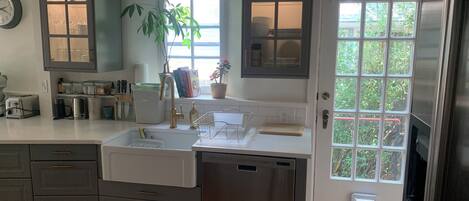 冷蔵庫、電子レンジ、オーブン、コンロ