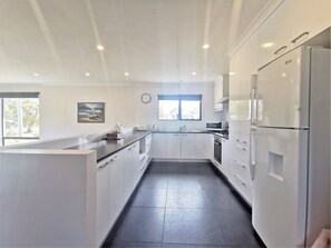 Refrigerador, microondas, horno y tetera eléctrica 