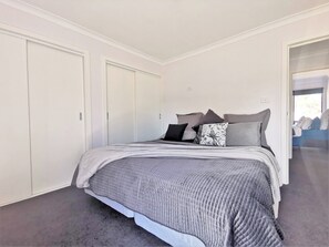 3 bedrooms, internet, bed sheets