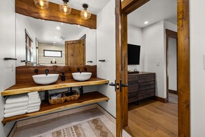 Shower, hair dryer, towels - Chic Lakefront Cabin - Best Views! Jacuzzi, Two Patios, Indoor/Outdoor Fireplace (Estes Park)