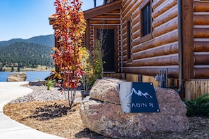 Property grounds - Chic Lakefront Cabin - Best Views! Jacuzzi, Two Patios, Indoor/Outdoor Fireplace (Estes Park)