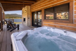 Terrace/patio - Anglers Paradise  - Located on Lake Estes, Fireplace, Two Large Patios, and Private Jacuzzi (Estes Park)