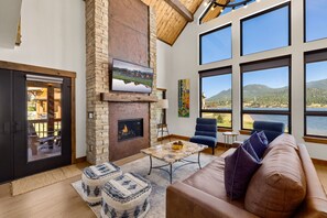 Smart TV, caminetto, impianto stereo