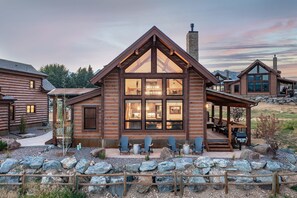 Exterior - Anglers Paradise  - Located on Lake Estes, Fireplace, Two Large Patios, and Private Jacuzzi (Estes Park)