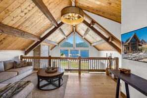 Smart TV, caminetto, impianto stereo