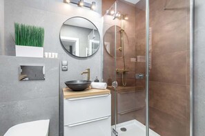 Dusche, Haartrockner, HandtĂŒcher, Shampoo