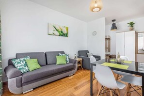 TV - Stylish Apartment with Balcony | 900 m from the Beach and Parking (Kolobrzeg)