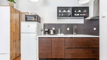 Geladeira, fogão, cooktop, cafeteira/chaleira