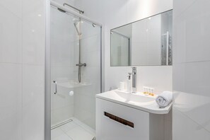 Dusche, Haartrockner, Handtücher, Shampoo