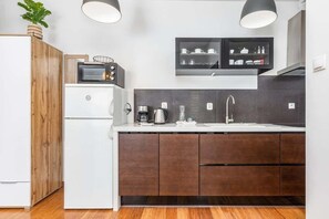 Fridge, oven, stovetop, coffee/tea maker - Stylish Apartment with Balcony | 900 m from the Beach and Parking (Kolobrzeg)