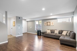 تلفزيون ذكي، مدفأة، مكتب