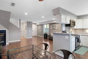 ثلاجة، ميكروويف، فرن، موقد طهي مسطح