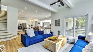 Una Smart TV, una mesa de tenis de mesa, una oficina