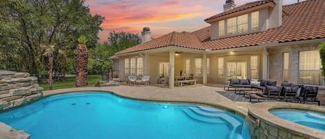 Alberca al aire libre y alberca climatizada