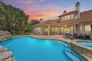 Una piscina al aire libre, una piscina climatizada