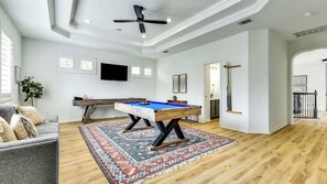 Smart-TV, Tischtennisplatte, Arbeitsbereiche