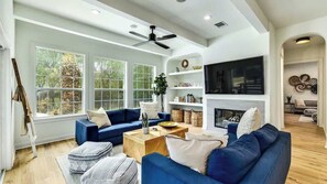 Una Smart TV, una mesa de tenis de mesa, una oficina