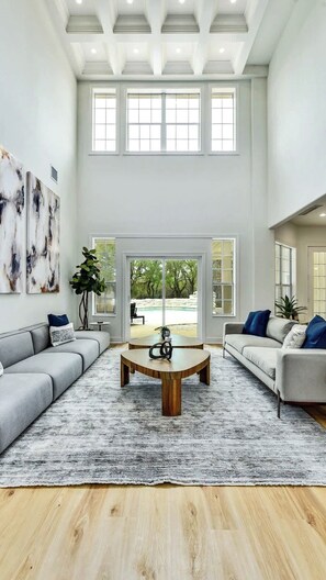 Una Smart TV, una mesa de tenis de mesa, una oficina