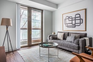 TV, stereo - Well-located Kendall Square 1BR w/ balcony, by Blueground (Cambridge)