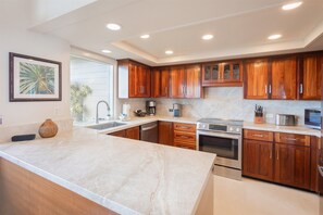 Refrigerador con congelador, horno, parrilla de estufa y lavavajillas 