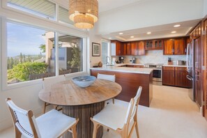 Full-size fridge, microwave, oven, stovetop