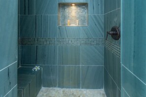 Spa - Newly Remodeled Platinum Level Villa Offering Sweeping Ocean, Island and Coastal Views! (Lahaina)