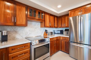 Full-sized fridge, oven, stovetop, dishwasher