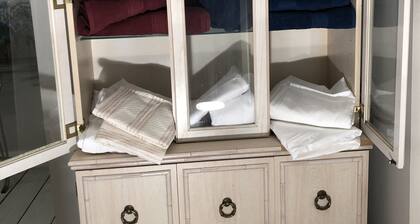 Charming Stay Downtown Dover – Free Wine!