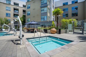 Pool - Sunny Redwood City 2BR w/ W/D, Pool, BBQ, walk to Caltrain, by Blueground (Peninsula)
