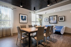 Dining - Sunny Redwood City 2BR w/ W/D, Pool, BBQ, walk to Caltrain, by Blueground (Peninsula)