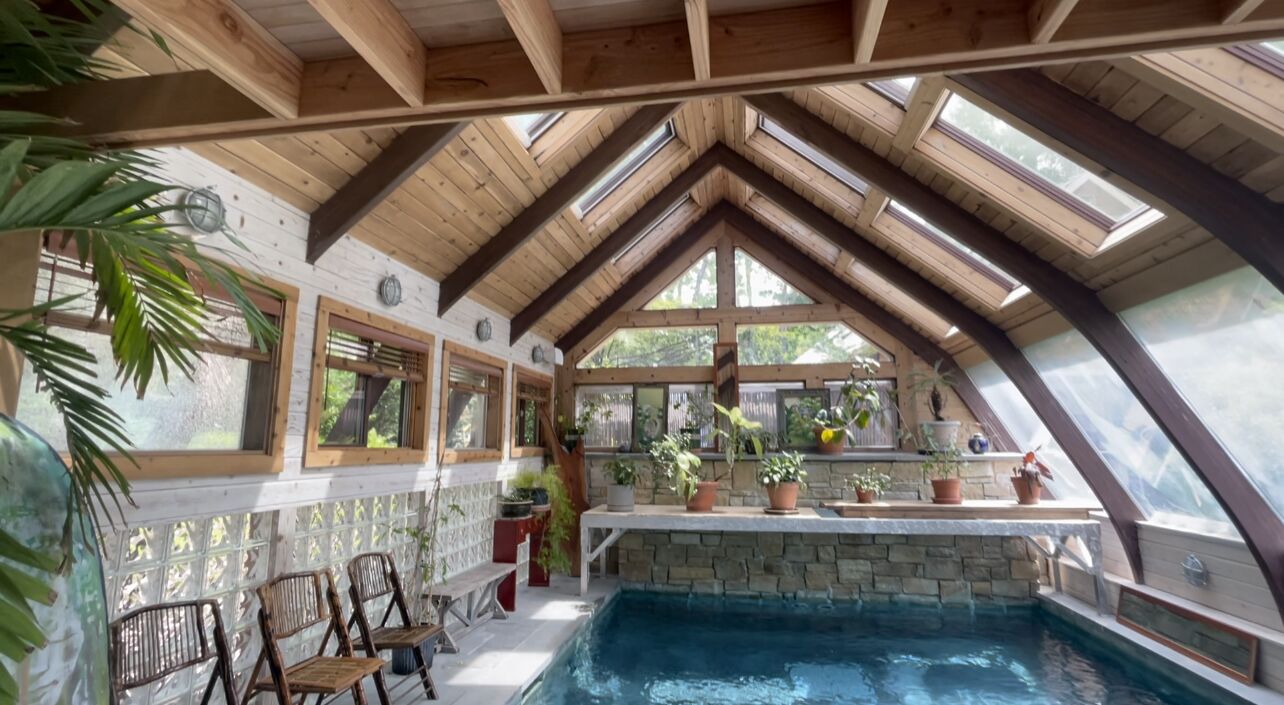 Bohemian chíc 2 bedroom home w/ indoor pool & sauna in Sag Harbor.
