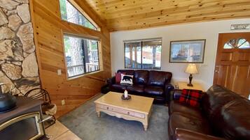 Smart-TV, peis, DVD-spiller og bøker