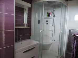 Shower, hair dryer, towels - Luxurious 2-Bed Appartment in Mandre with pool (Mandre)