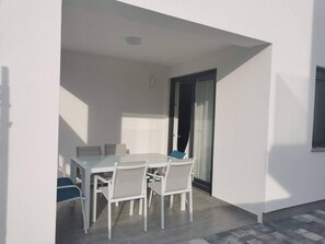 Outdoor dining - Luxurious 2-Bed Appartment in Mandre with pool (Mandre)