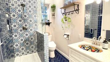 Dusch, hårtork, bidé och handdukar